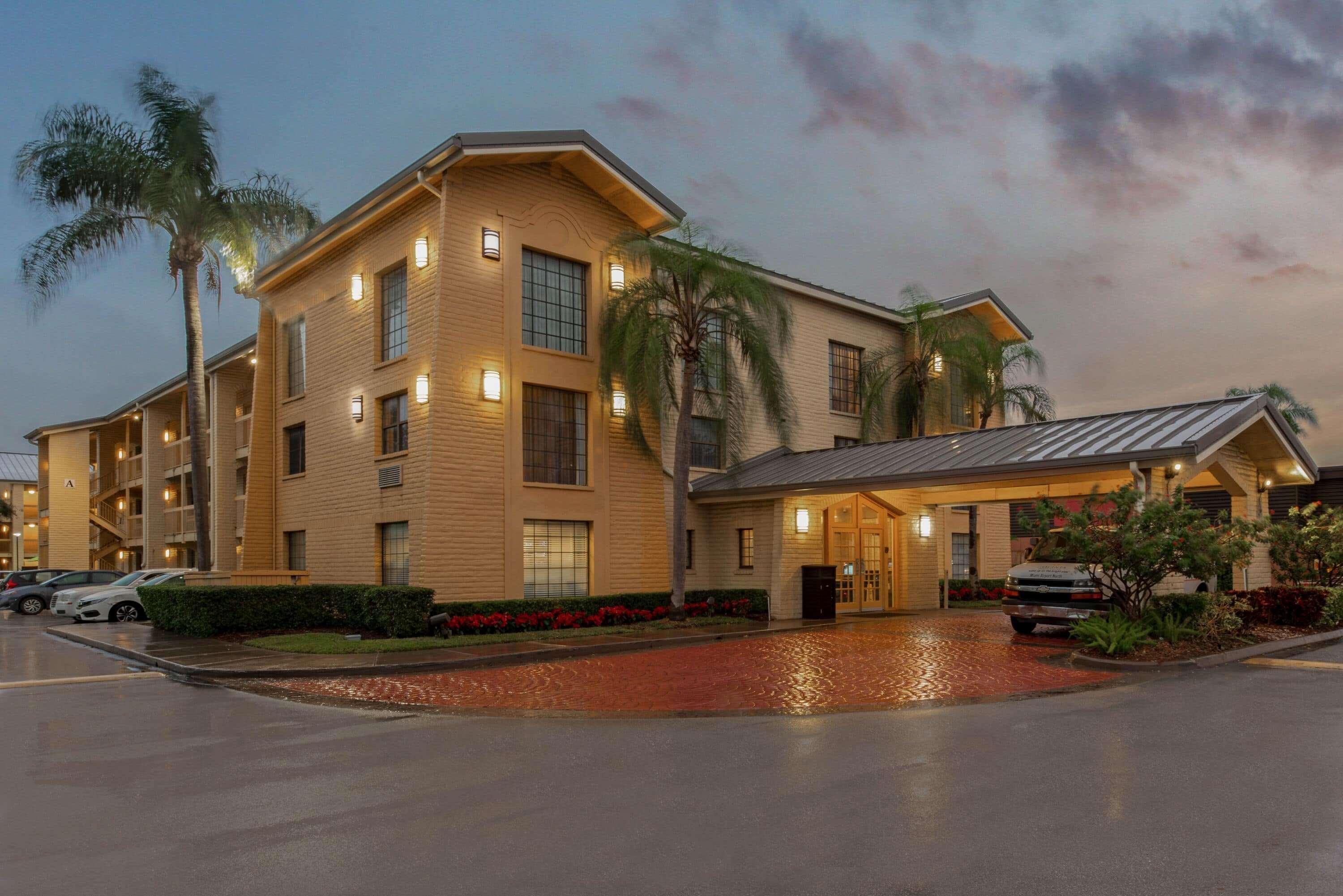 La Quinta Inn By Wyndham Miami Airport North Exterior photo