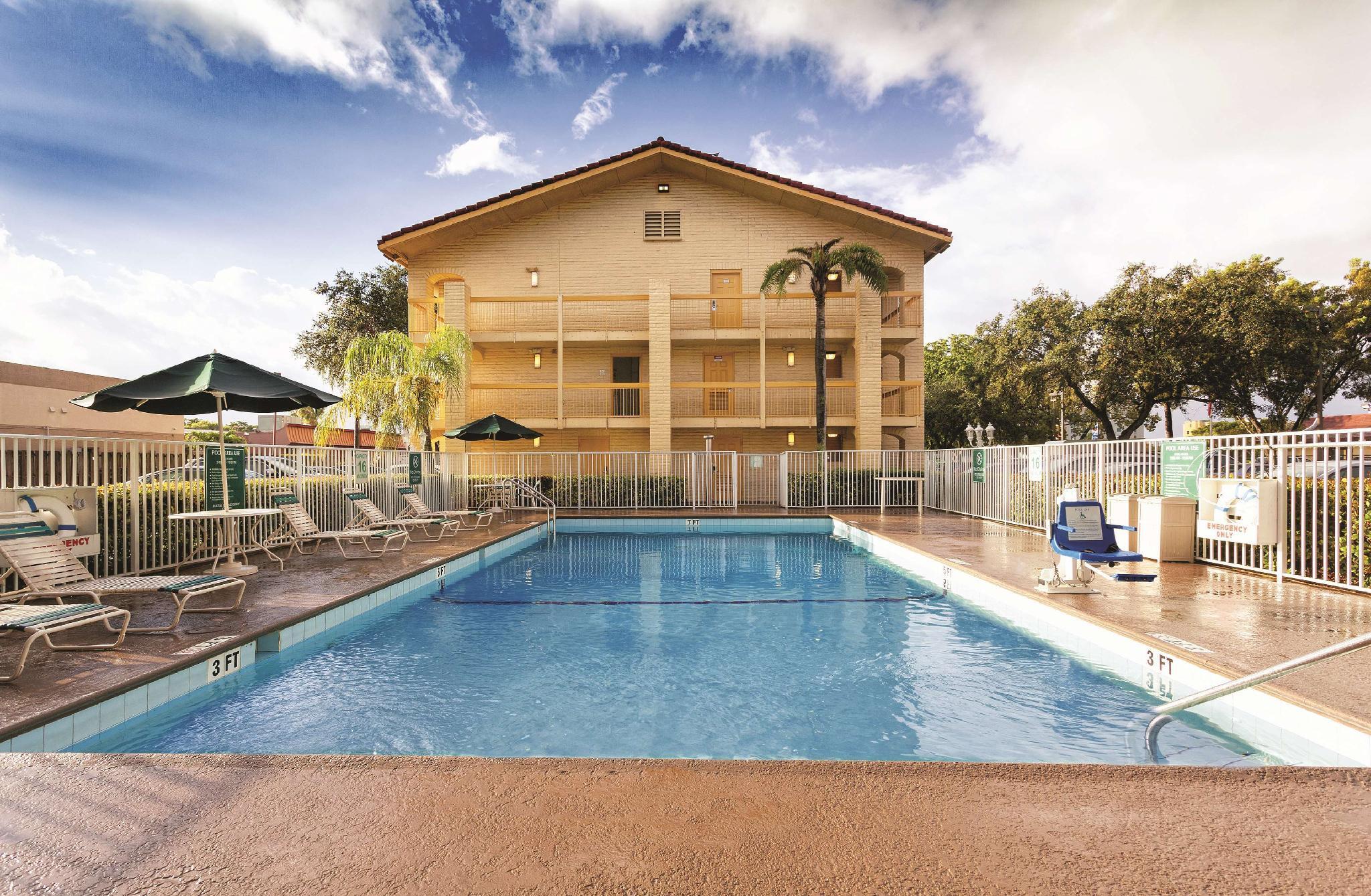 La Quinta Inn By Wyndham Miami Airport North Exterior photo