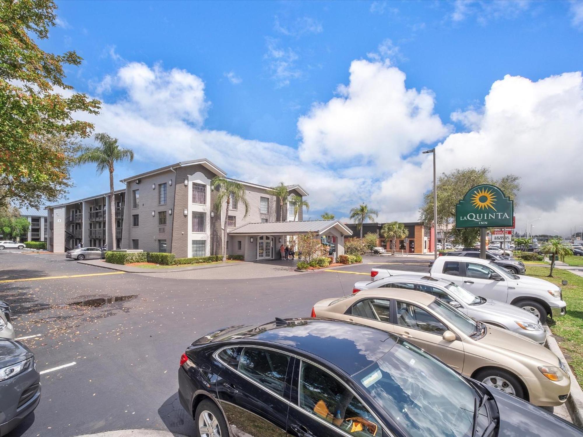 La Quinta Inn By Wyndham Miami Airport North Exterior photo