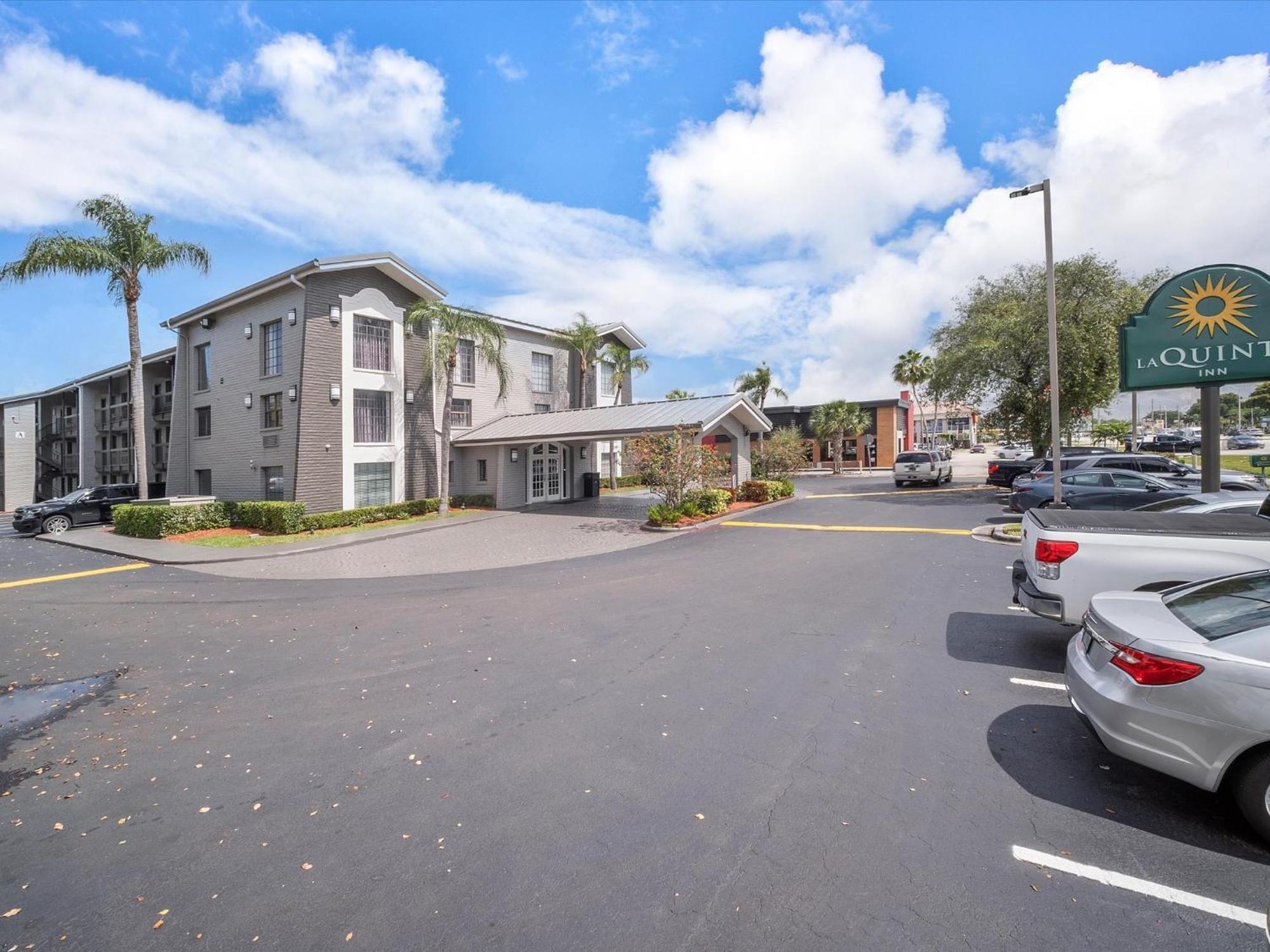 La Quinta Inn By Wyndham Miami Airport North Exterior photo