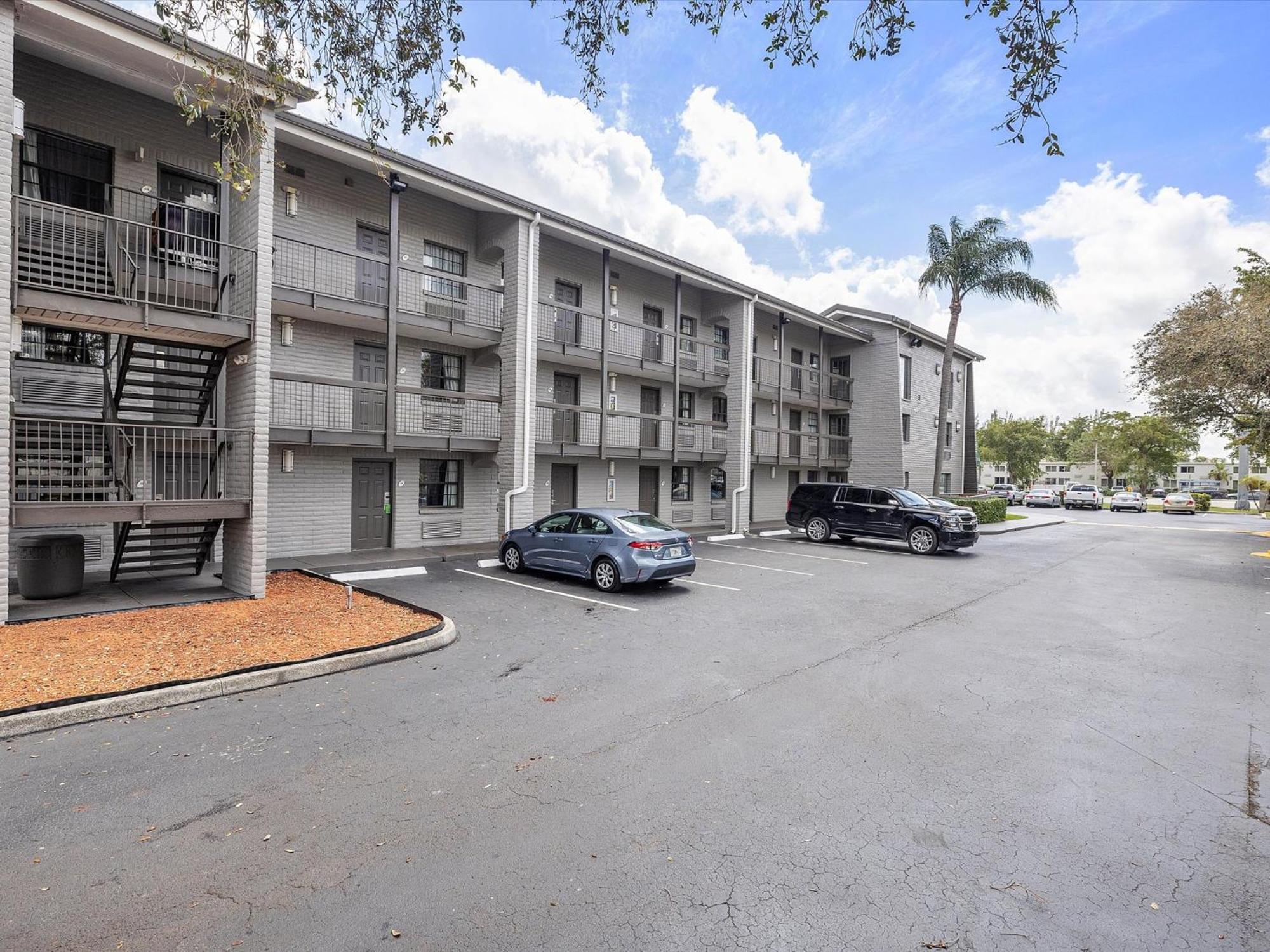 La Quinta Inn By Wyndham Miami Airport North Exterior photo