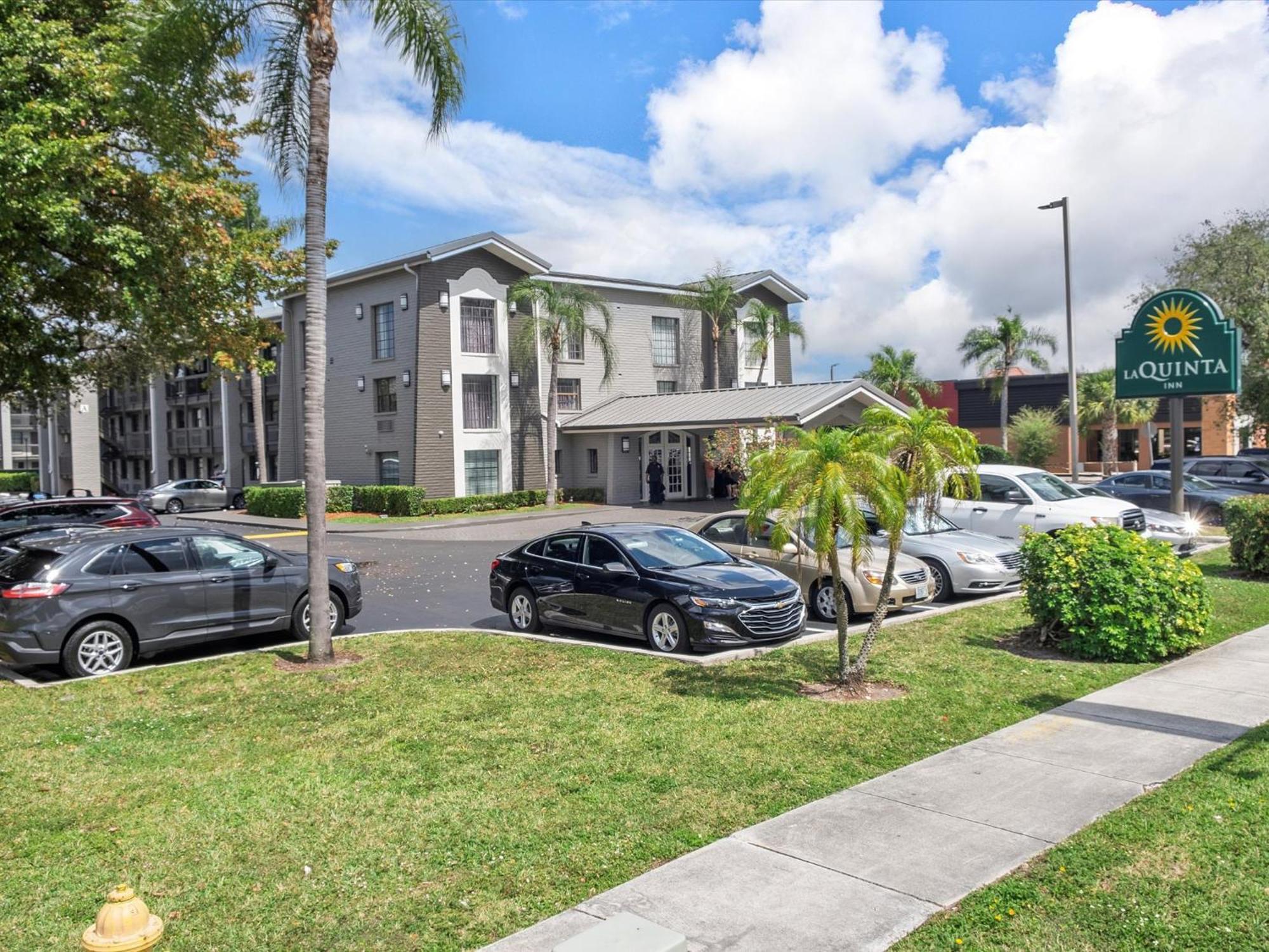 La Quinta Inn By Wyndham Miami Airport North Exterior photo