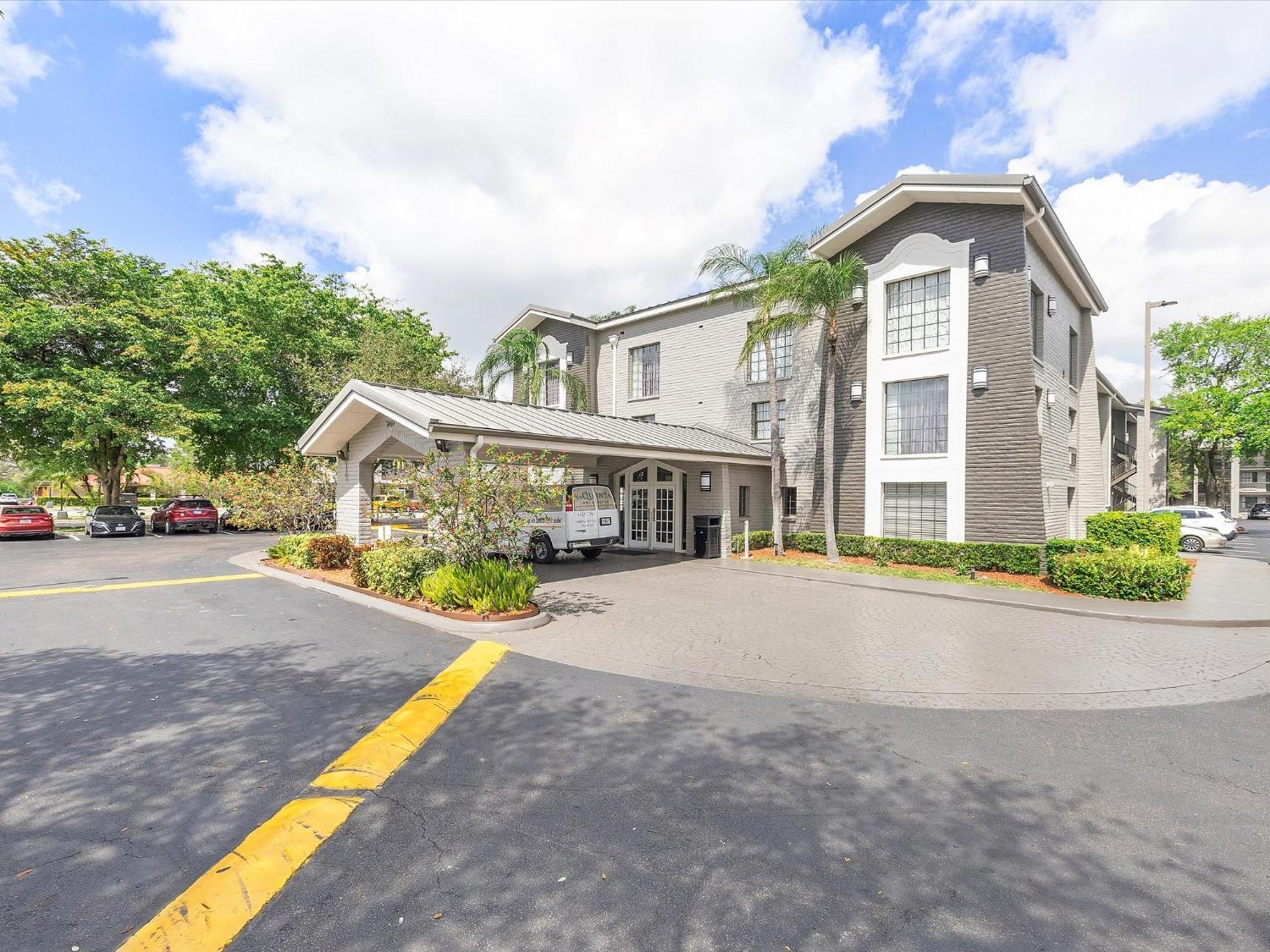 La Quinta Inn By Wyndham Miami Airport North Exterior photo