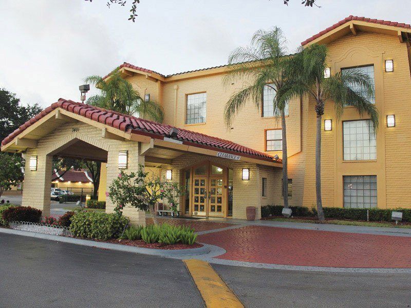 La Quinta Inn By Wyndham Miami Airport North Exterior photo